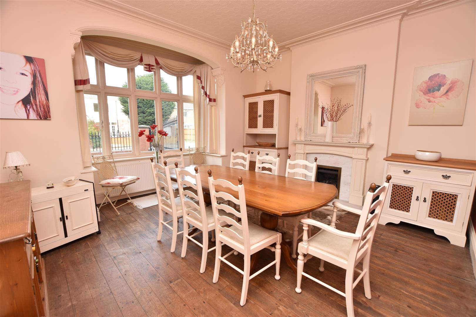 DINING ROOM (FRONT)